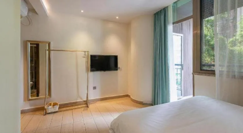 Bed in Leisurely Hotel Shenzhen