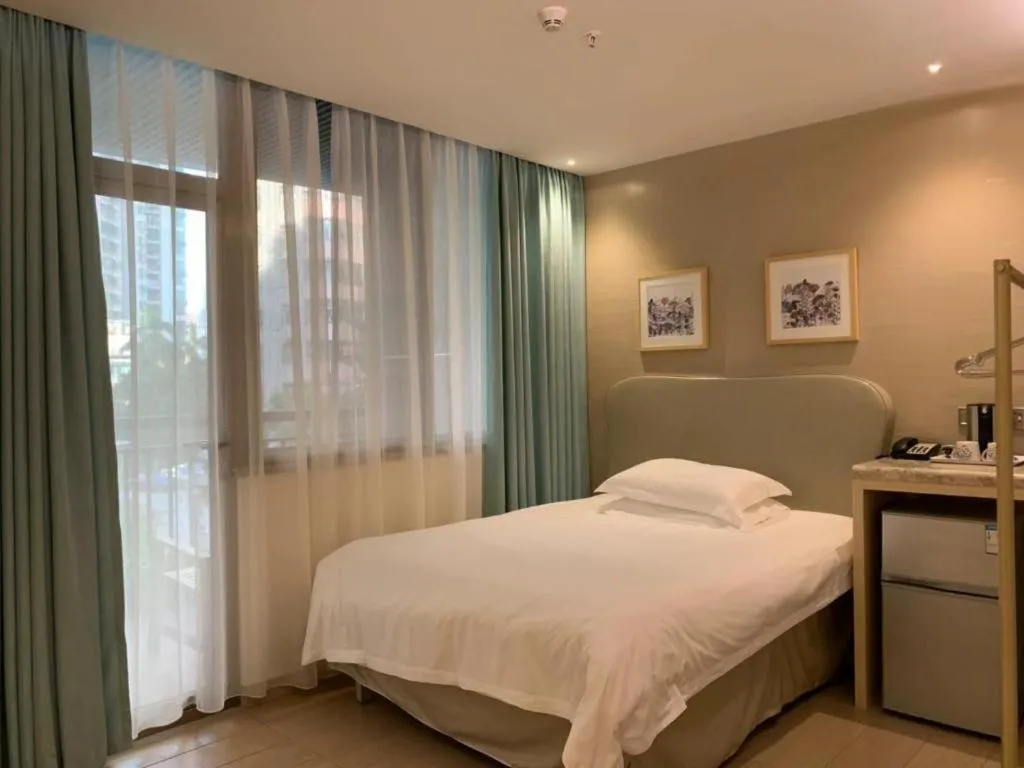 Bed in Leisurely Hotel Shenzhen