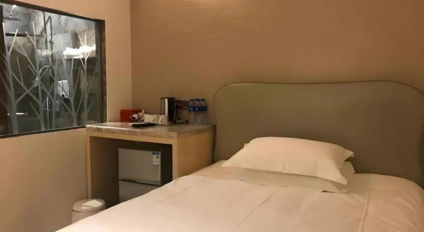 Bed in Leisurely Hotel Shenzhen