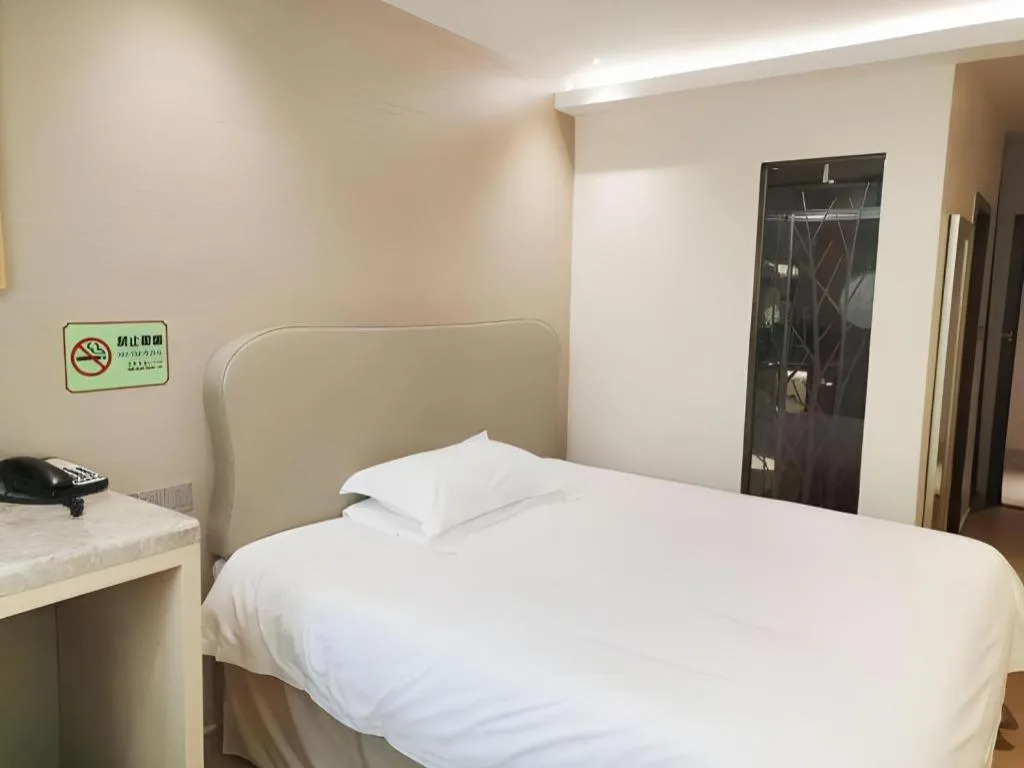 Bed in Leisurely Hotel Shenzhen