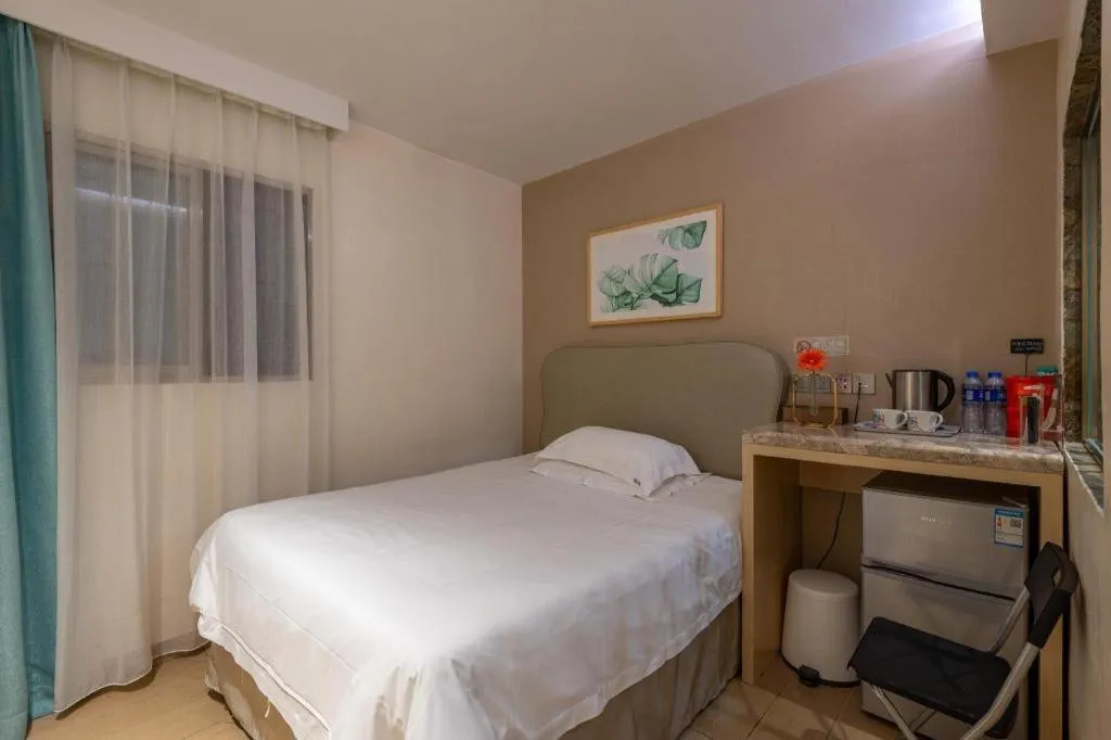 Bed in Leisurely Hotel Shenzhen