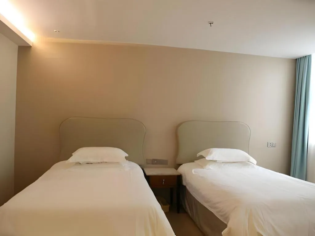 Bed in Leisurely Hotel Shenzhen