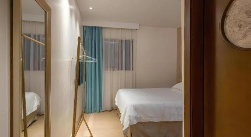 Bed in Leisurely Hotel Shenzhen