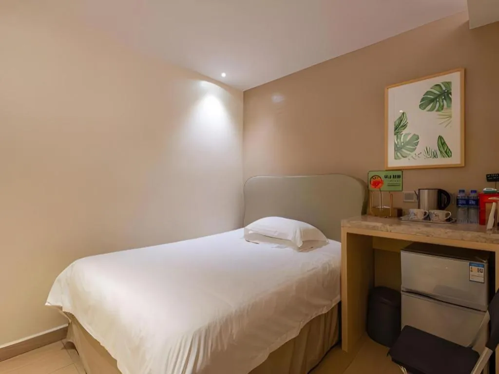 Bed in Leisurely Hotel Shenzhen