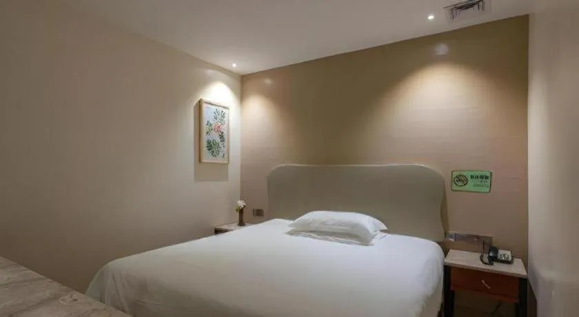 Bed in Leisurely Hotel Shenzhen