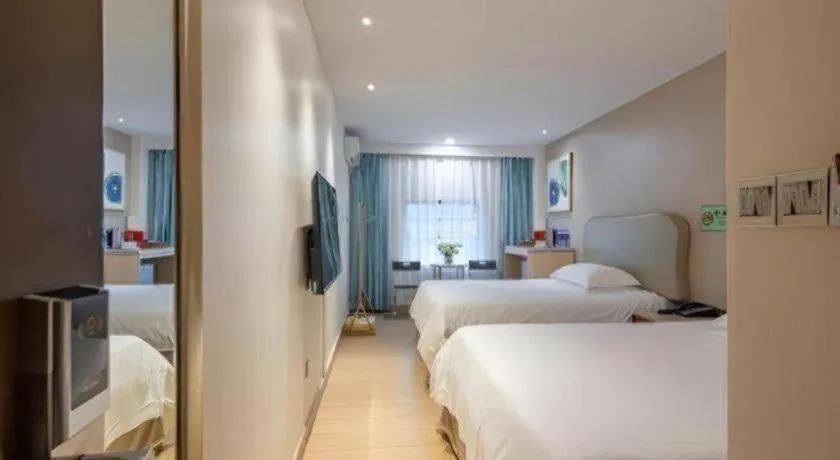 Bed in Leisurely Hotel Shenzhen