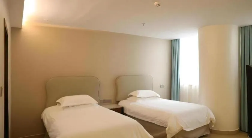 Bed in Leisurely Hotel Shenzhen