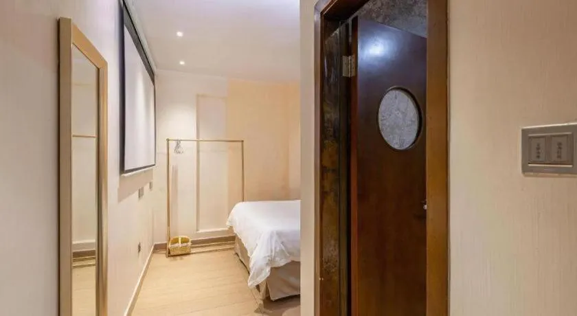 Bed in Leisurely Hotel Shenzhen