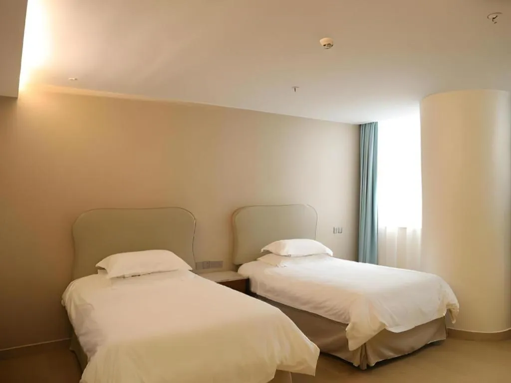 Bed in Leisurely Hotel Shenzhen