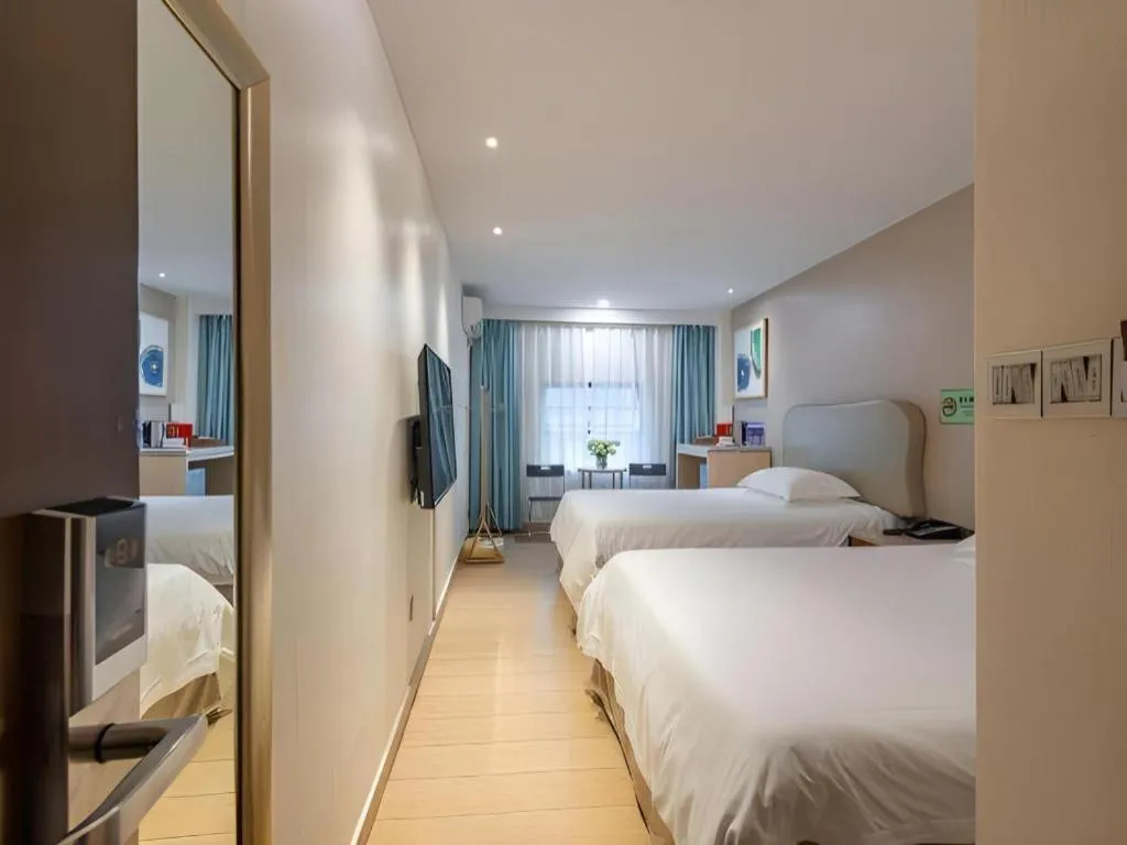 Bed in Leisurely Hotel Shenzhen