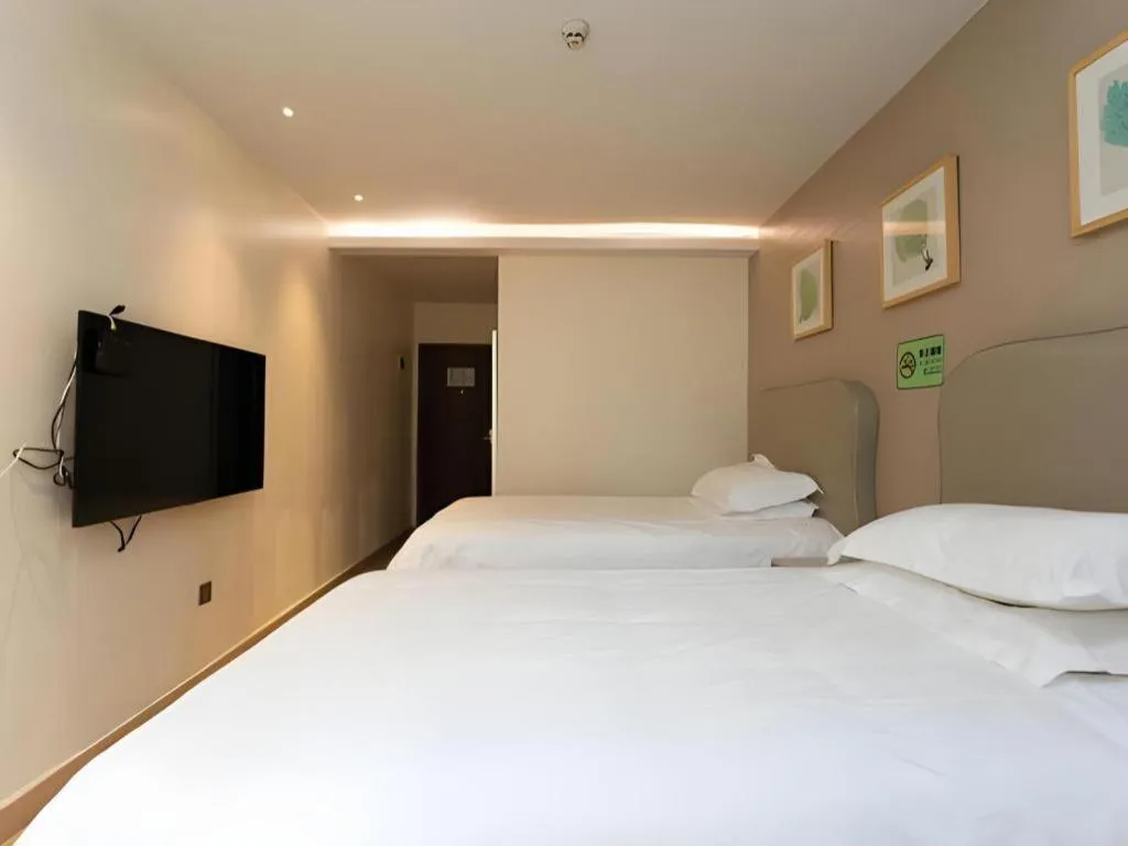 Bed in Leisurely Hotel Shenzhen