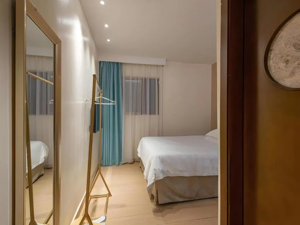 Bed in Leisurely Hotel Shenzhen