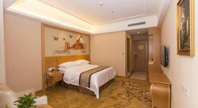 Bed in Vienna Hotel Guangzhou Airport Gaosu Pingsha