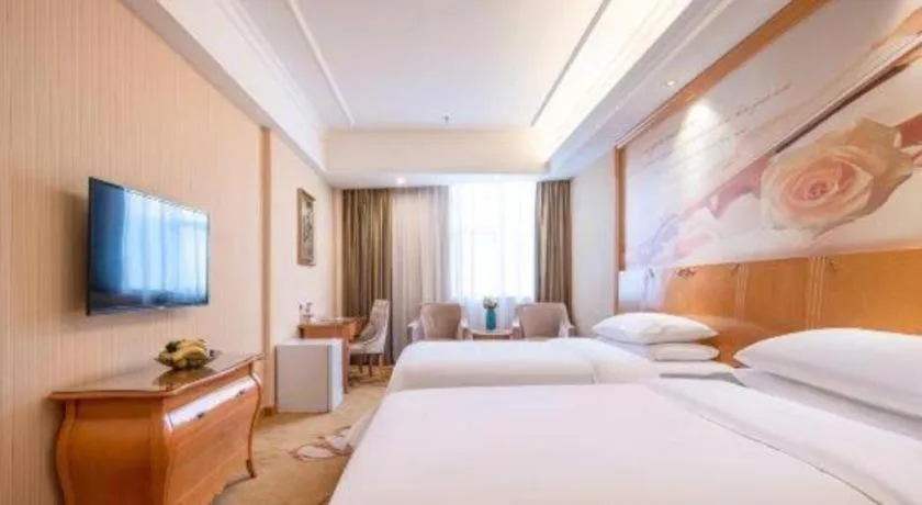Bed in Vienna Hotel Guangzhou Airport Gaosu Pingsha