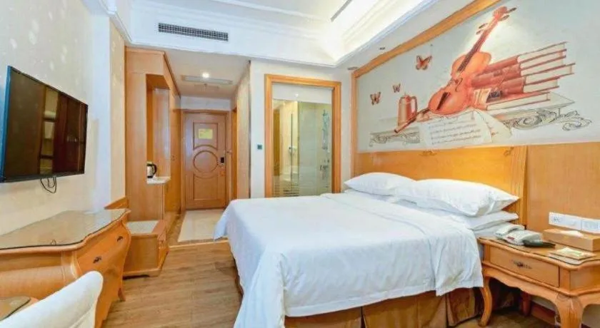 Bed in Vienna Hotel Guangzhou Airport Gaosu Pingsha