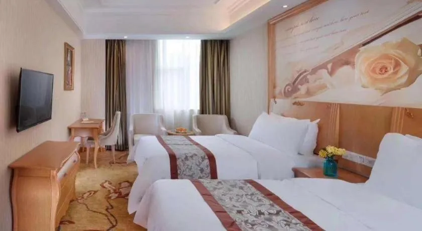 Bed in Vienna Hotel Guangzhou Airport Gaosu Pingsha