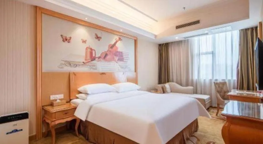 Bed in Vienna Hotel Guangzhou Airport Gaosu Pingsha