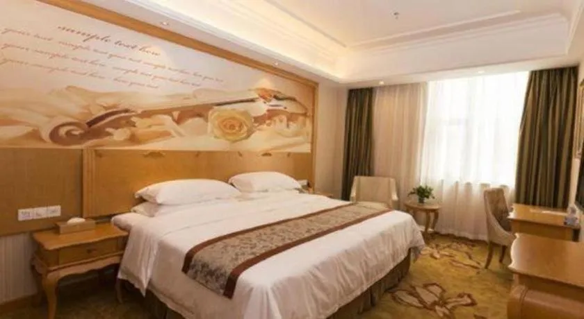 Bed in Vienna Hotel Guangzhou Airport Gaosu Pingsha