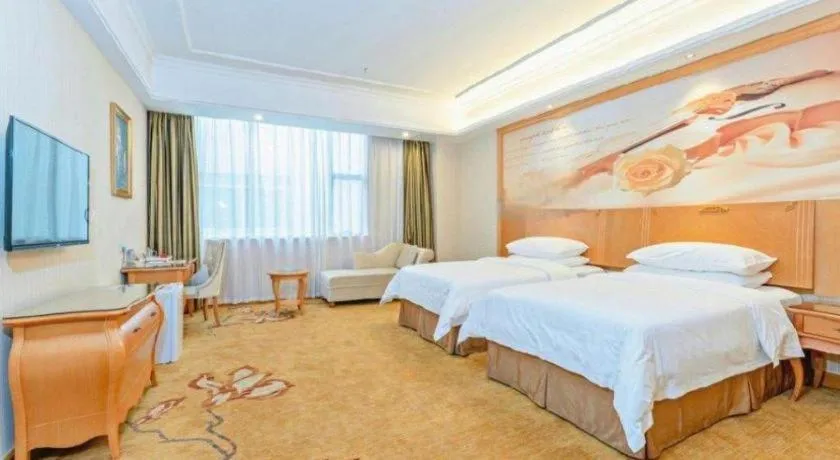 Bed in Vienna Hotel Guangzhou Airport Gaosu Pingsha