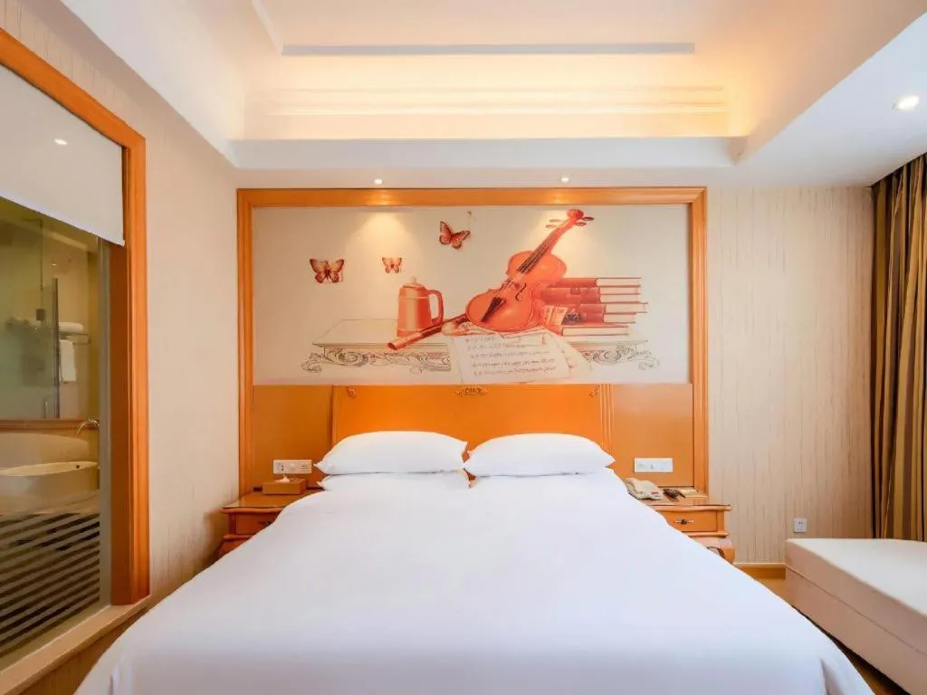 Bed in Vienna Hotel Guangzhou Airport Gaosu Pingsha