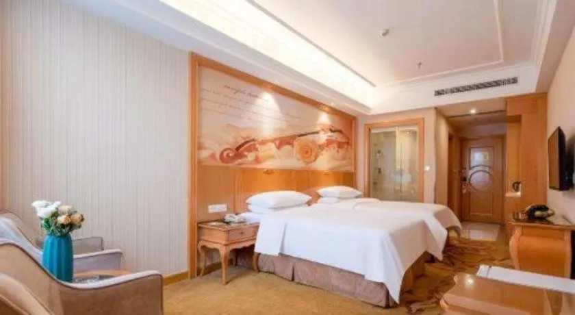 Bed in Vienna Hotel Guangzhou Airport Gaosu Pingsha