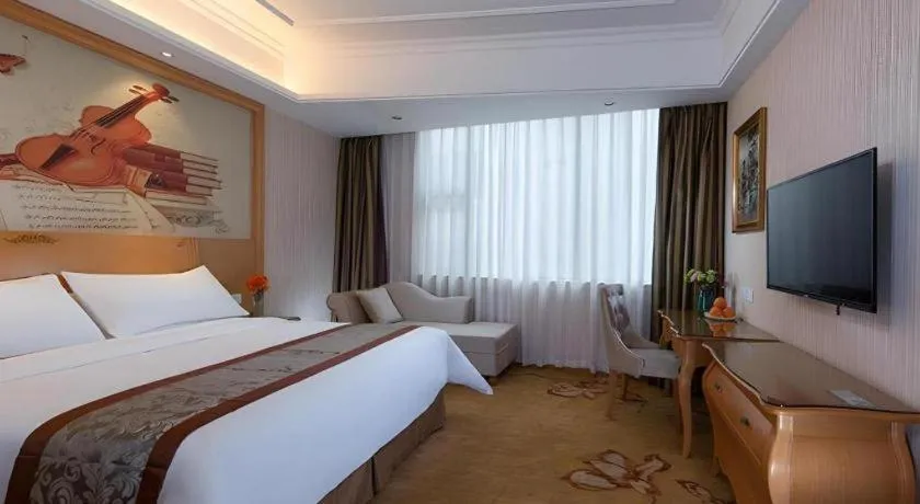 Bed in Vienna Hotel Guangzhou Airport Gaosu Pingsha