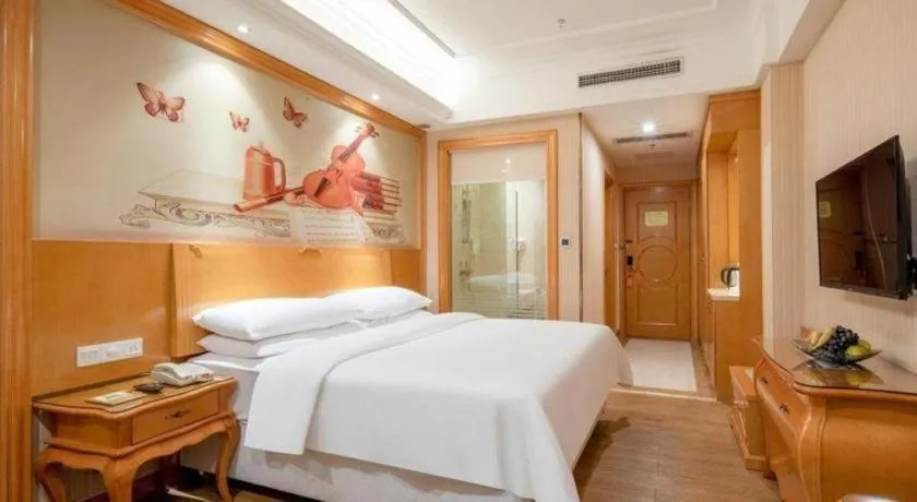 Bed in Vienna Hotel Guangzhou Airport Gaosu Pingsha