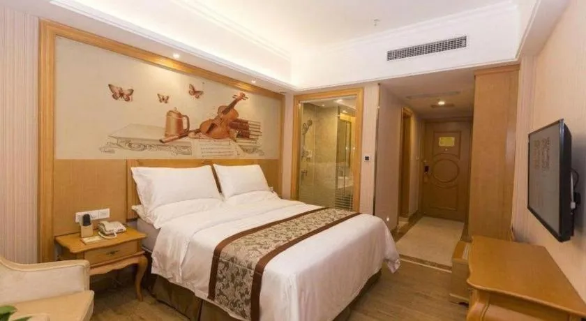 Bed in Vienna Hotel Guangzhou Airport Gaosu Pingsha