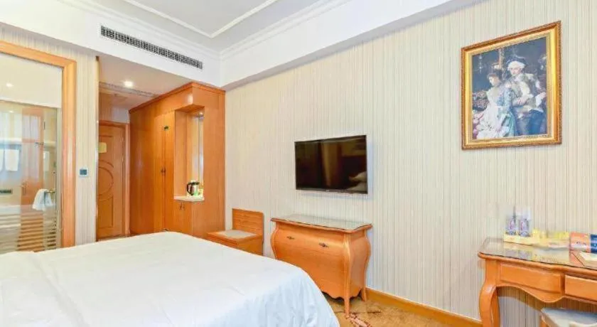 Bed in Vienna Hotel Guangzhou Airport Gaosu Pingsha