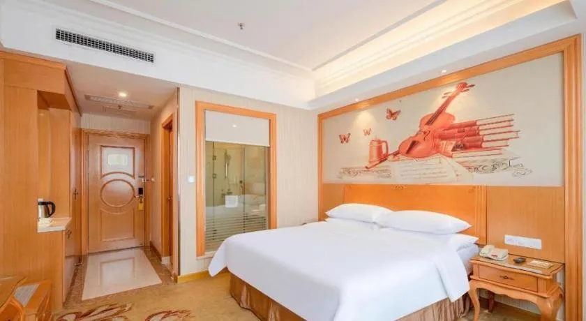 Bed in Vienna Hotel Guangzhou Airport Gaosu Pingsha