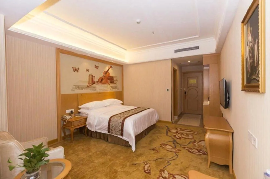 Bed in Vienna Hotel Guangzhou Airport Gaosu Pingsha