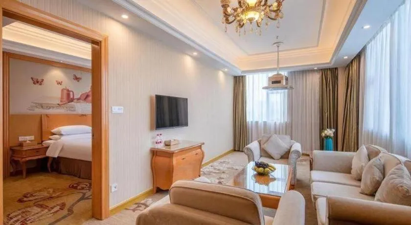 Bed in Vienna Hotel Guangzhou Airport Gaosu Pingsha