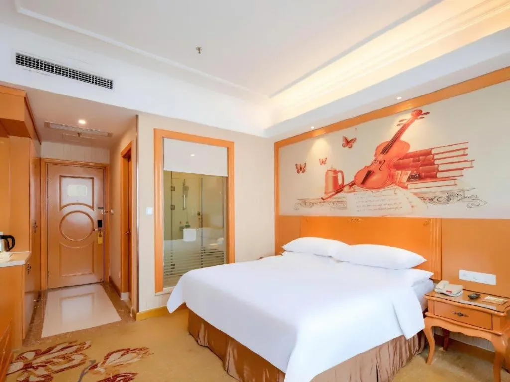 Bed in Vienna Hotel Guangzhou Airport Gaosu Pingsha