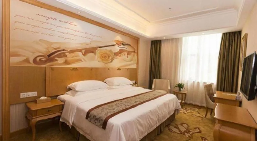 Bed in Vienna Hotel Guangzhou Airport Gaosu Pingsha