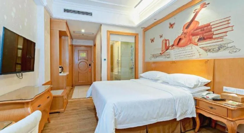 Bed in Vienna Hotel Guangzhou Airport Gaosu Pingsha