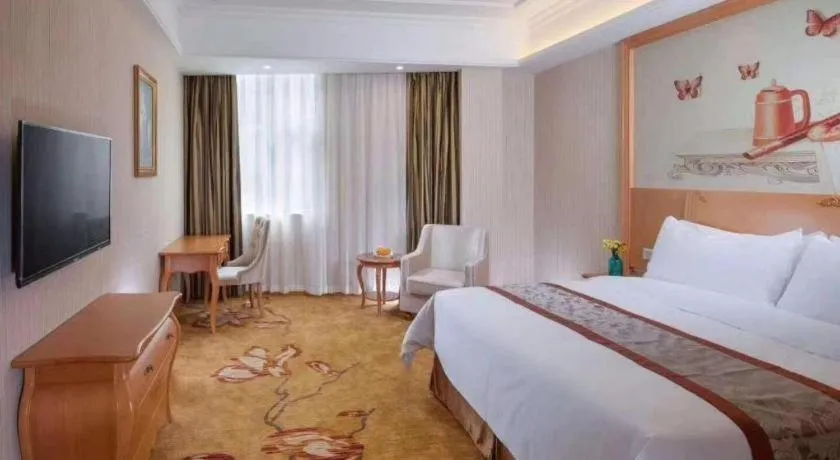 Bed in Vienna Hotel Guangzhou Airport Gaosu Pingsha