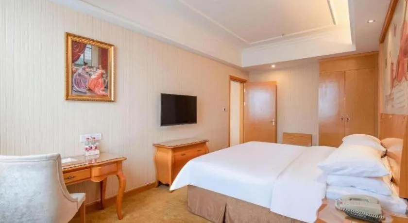 Bed in Vienna Hotel Guangzhou Airport Gaosu Pingsha
