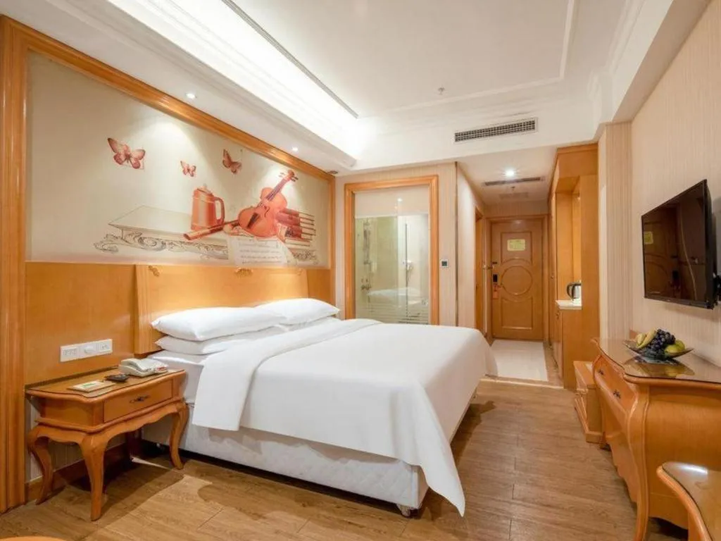 Bed in Vienna Hotel Guangzhou Airport Gaosu Pingsha