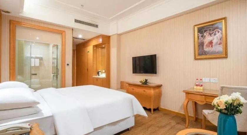 Bed in Vienna Hotel Guangzhou Airport Gaosu Pingsha