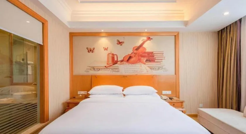 Bed in Vienna Hotel Guangzhou Airport Gaosu Pingsha