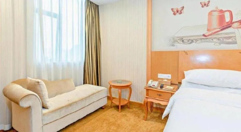 Bed in Vienna Hotel Guangzhou Airport Gaosu Pingsha