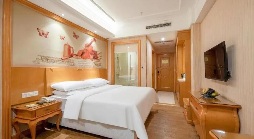 Bed in Vienna Hotel Guangzhou Airport Gaosu Pingsha
