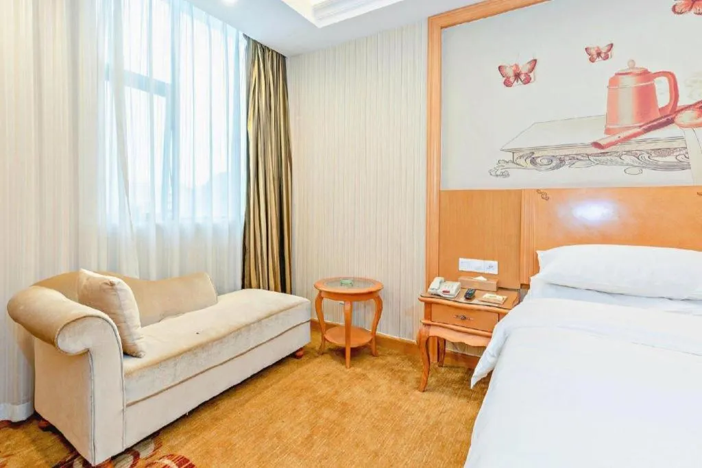 Bed in Vienna Hotel Guangzhou Airport Gaosu Pingsha
