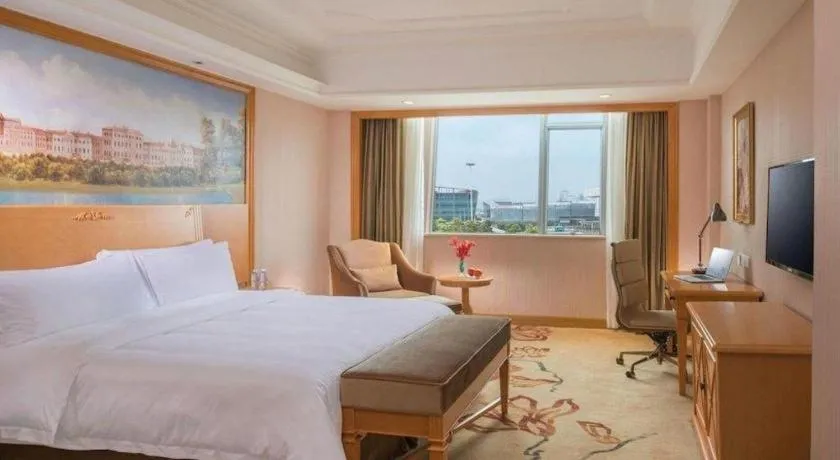 Bed in Vienna Hotel Guangzhou Airport Gaosu Pingsha