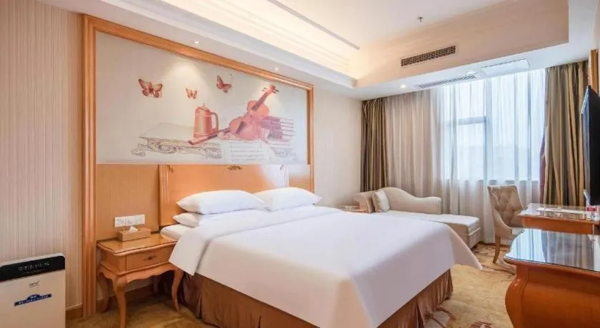 Bed in Vienna Hotel Guangzhou Airport Gaosu Pingsha
