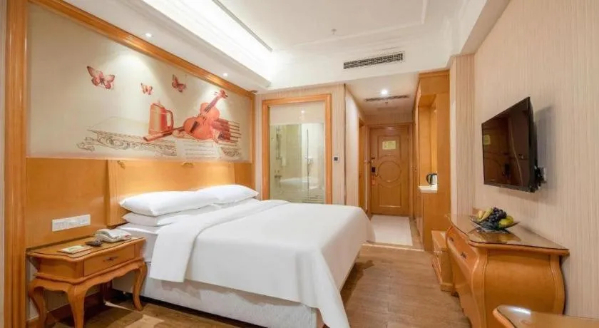 Bed in Vienna Hotel Guangzhou Airport Gaosu Pingsha
