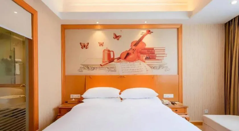 Bed in Vienna Hotel Guangzhou Airport Gaosu Pingsha