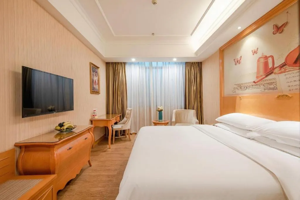 Bed in Vienna Hotel Guangzhou Airport Gaosu Pingsha