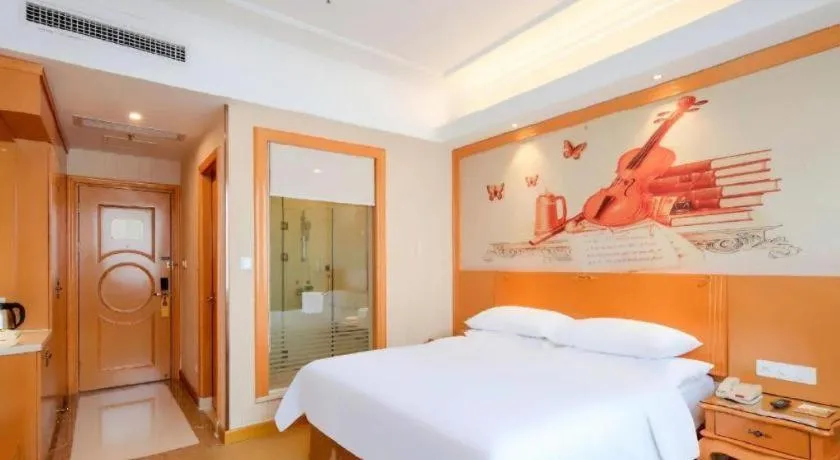 Bed in Vienna Hotel Guangzhou Airport Gaosu Pingsha