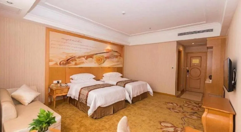 Bed in Vienna Hotel Guangzhou Airport Gaosu Pingsha